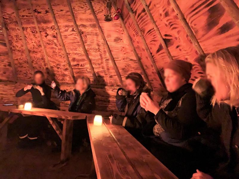 Hutの中は温かく、炎の明かりでゆったりとした時間を楽しめます
