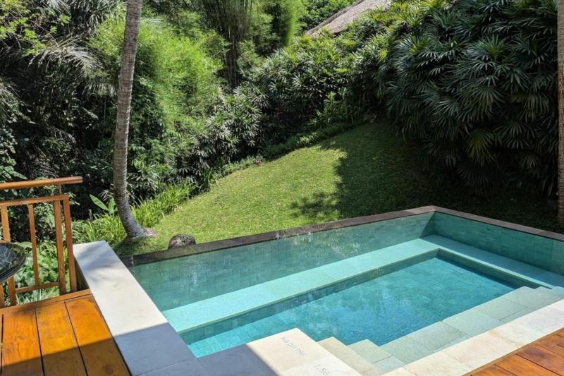 広々としたプランジプールの向こうは緑の美しいガーデン