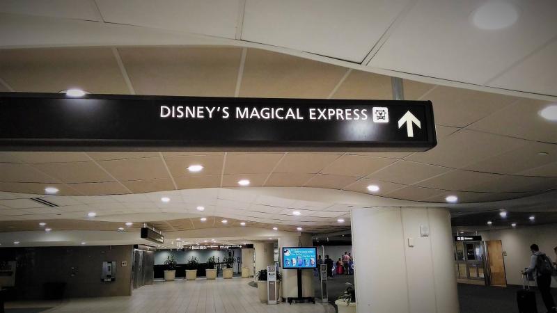 2. 荷物を受け取ったら、サインに従ってマジカル・エクスプレス（Magical Express）の乗り場へ