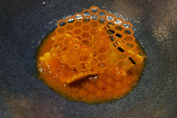 品があって美しいプレートのラビオリ、アンニョロティ（詰め物パスタ）