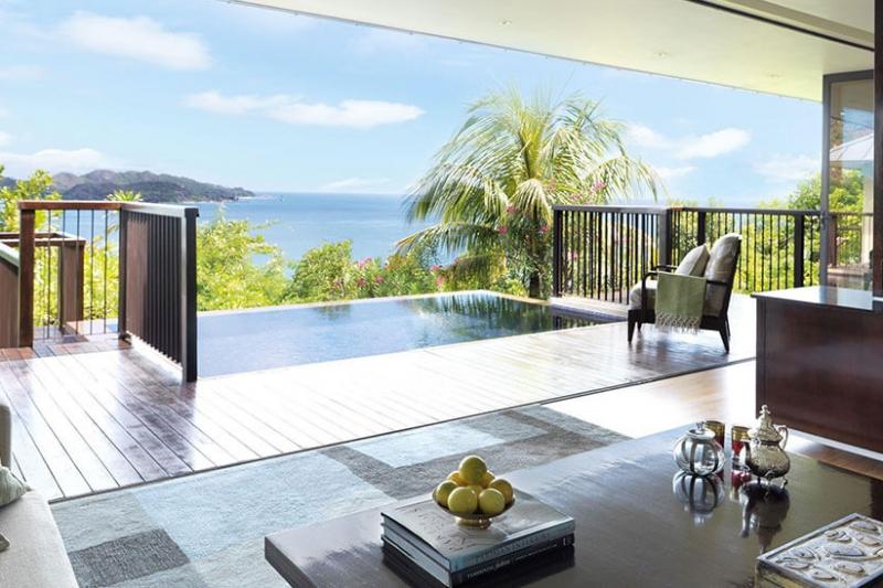 【ラッフルズ プララン セーシェル Raffles Praslin Seychelles】プララン島で世界有数の美しさを誇るビーチ、アンスラジオの近くにあるリゾート。海を見下ろす丘の斜面に点在するヴィラタイプの客室すべてにプランジプールが備わります。セーシェルの自然に囲まれ、ラグジュアリーな滞在をお楽しみいただけます。