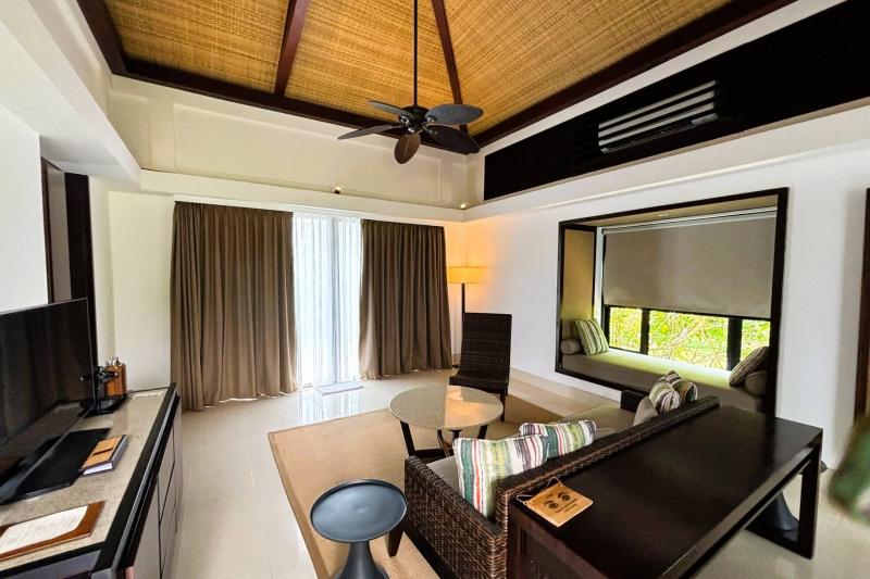 シンプルな造りのお部屋。屋根が高く広々とした空間です
