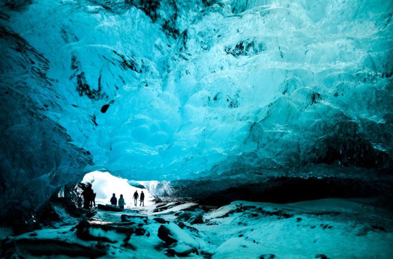 【氷河のアクティビティ】その国土の10％を占める氷河。氷上をスノーモービルで駆け抜けたり、トレッキングしてみてはいかがでしょうか。冬季限定になりますが、スーパーブルーの名で知られる氷の洞窟の探検は、必ず体験してほしいアクティビティです。