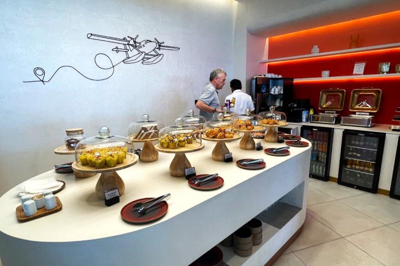 マーレで、水上飛行機の出発に少し時間がある場合は、水上飛行機ターミナルのラウンジをご利用いただけます。写真が水上飛行機ターミナルのラウンジの様子です。