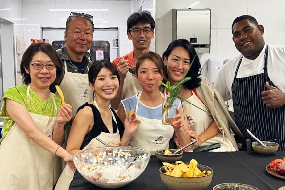 ライムの香りとココナッツたっぷりのセビーチェ完成。タロイモチップスを添えて