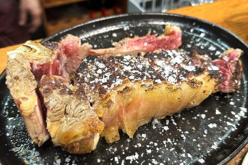 サンセバスチャンのBar NestorのTボーンステーキ　すごいボリュームでした！