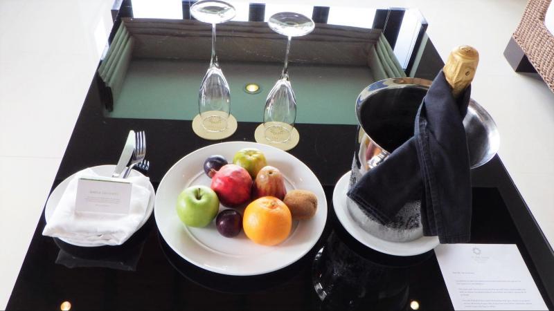 テーブルにはスパークリングワインとフルーツのサービス
