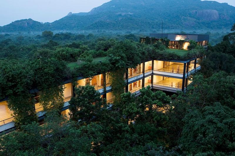 ヘリタンス カンダラマ（スリランカ）スリランカを代表する建築家ジェフリー・バワが手がけたホテルで、唯一内陸に建てられたものです。濃い緑に飲み込まれたような外観や、館内で見られる地形そのままの巨大な岩など、自然と一体化した造りが特徴。本場のアーユルヴェーダなどが受けれらるスパ施設も備わります。