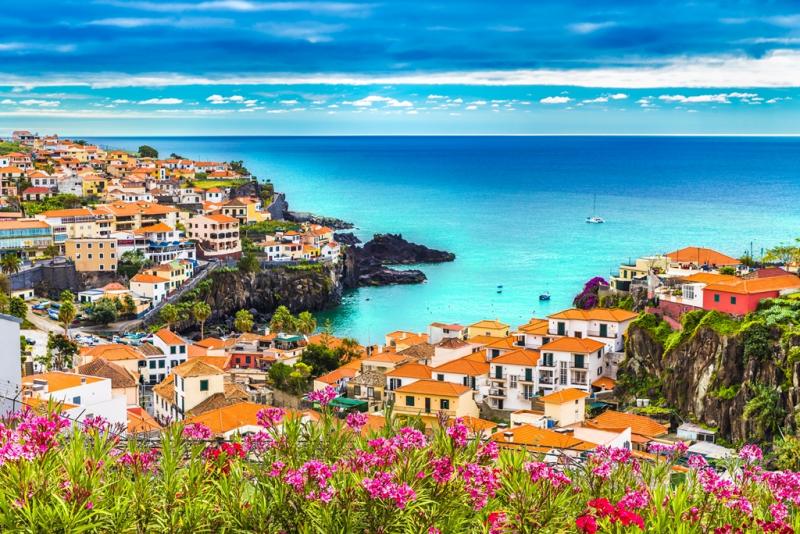 【行ってみたい絶景スポットは？】マデイラ島（ポルトガル）「大西洋の真珠」とも言われ、島全体が世界遺産にも登録されているマデイラ島！ 青い海、緑あふれる草木、色とりどりのお花など豊かな自然が、赤レンガのヨーロッパの街並みが上手く調和している絶景が広がる場所です。また昨年リスボンに行った時にポルトガルの人たちの温かさ、ほっこりする町中、美味しい食事に虜になりました！ リスボンは自然が多い場所ではないので、ポルトガルの大自然を感じに行きたくなりました！