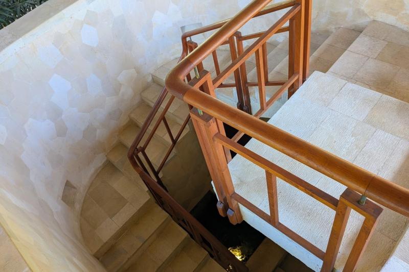 ヴィラへと続く石造りの階段を下りていきます。どんな景色が広がっているのかワクワクしてきます