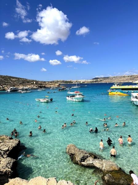 コミノ島のブルーラグーンはマルタの中でも格別の透明度！