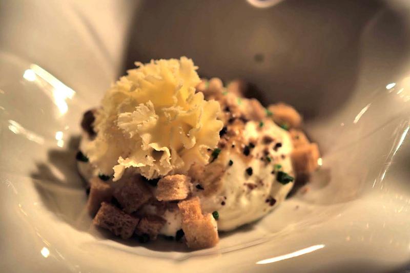 コンテとテット ド モワンヌ（2種類の上質チーズ）、モルヴァン自然公園産カゼット（ローストヘーゼルナッツ）とハチミツの盛り合わせ