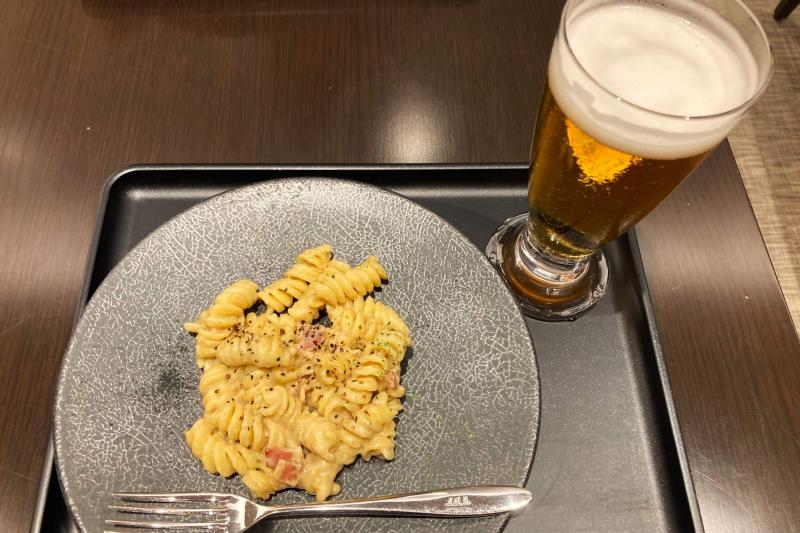 サクララウンジでの食事とドリンク