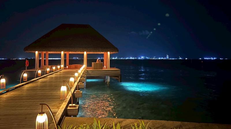  少しボートで移動をするだけで、一気にターコイズブルーのラグーンに囲まれた別世界が広がります。私たちは夜の到着でしたが、ライトアップされた桟橋から、すでにラグジュアリー感が漂っていました。写真は、島側から見た桟橋です。温かみのあるライトで照らされています。