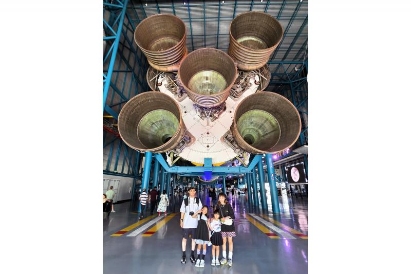 ケネディ宇宙センター内にあるアポロ/サターンVセンターにて。有名なアポロ11号を乗せたサターンVの飛行中止になったロケット（実物）です。どんな資料で見るより、実際ははるかに大きく迫力があり、アメリカの宇宙産業の規模感を肌で感じることができました！