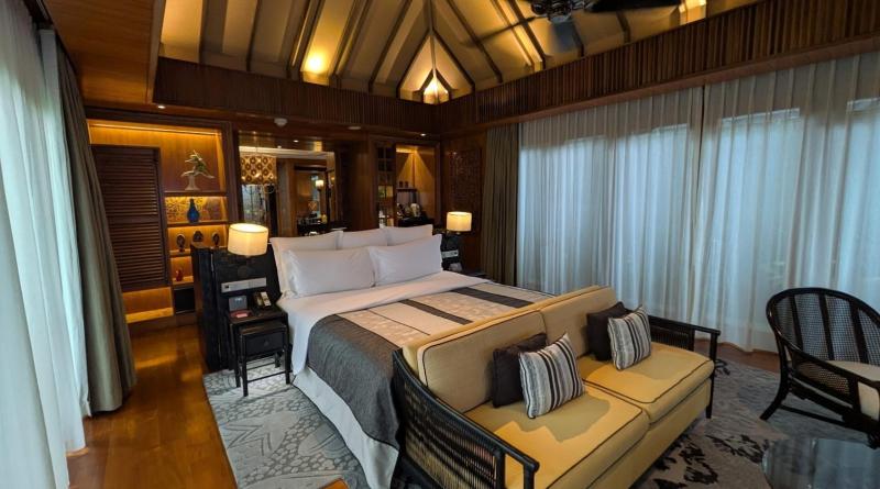 広々としたお部屋に、キングサイズのベッド