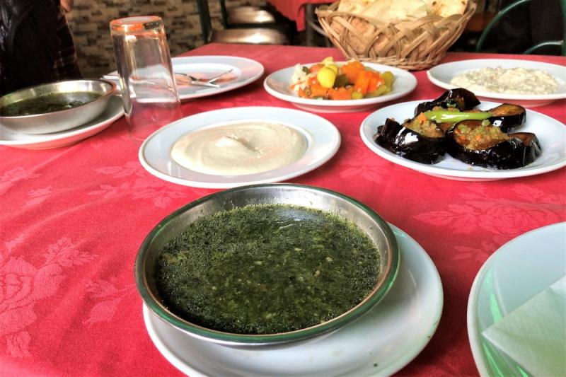 昼食で立ち寄ったレストラン。モロヘイヤのスープ（手前）、茄子の揚げたもの、この茄子をエイシ（パン）の中に挟んで食べても美味しい