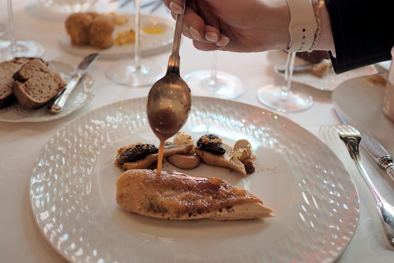 ＜1ミシュランキー＞「オテル ジョルジュ ブラン パルク&スパ」は、実際に訪れて分かる“美食と癒しの特別感”が最大の魅力です。美食の村ヴォナらしい静かな環境、丁寧に整えられた庭園、歴史を感じる客室は歩くだけでも心がほどけるようでした。特に、ミシュラン星付きレストランで味わうブレス地方の料理は、旅の目的になるほどに感動しました。滞在全体に上質さと温かさがあり、美食を中心に非日常を求める旅行者に強くおすすめできるホテルです。