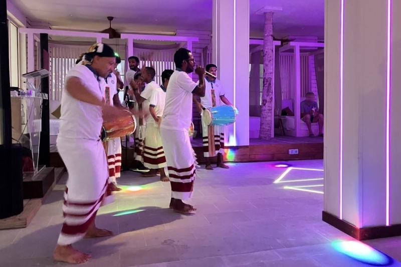 最後の夜に開催されていたイベントの「Tropical Tales」。なんと担当バトラーがボーカルでした（笑）。とにかく踊り狂います！ 私達もその後参加しました
