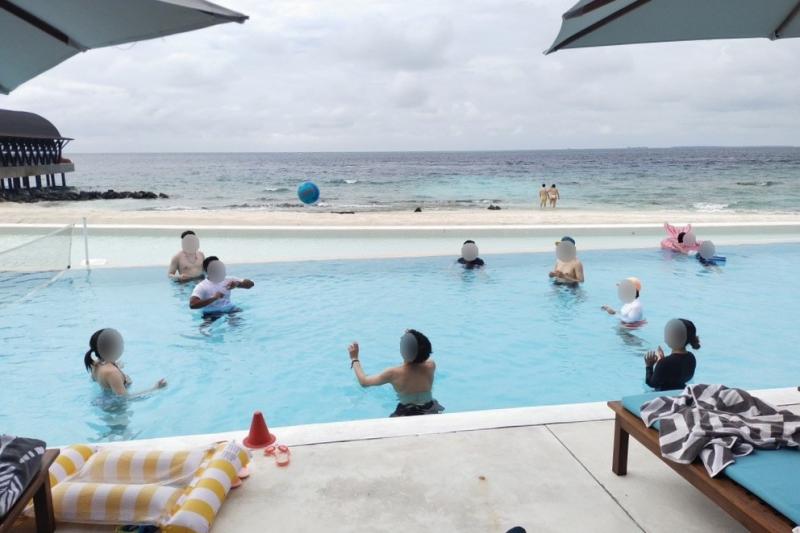 みんなでプールでバレーボール