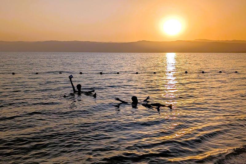 サンセットをバックに浮かんでみました♪