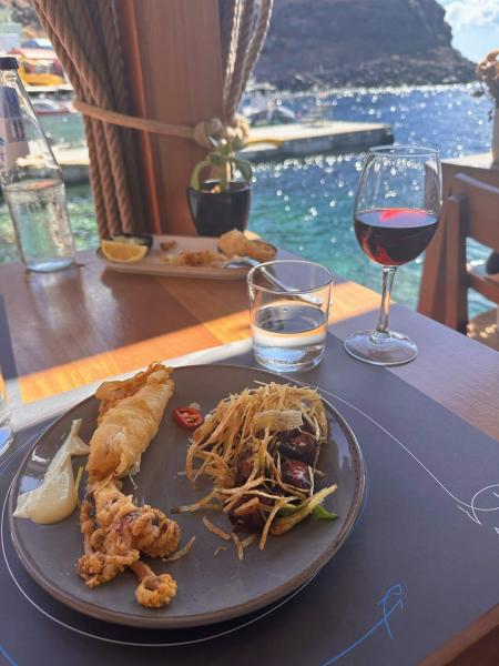 波打ち際での優雅なランチ