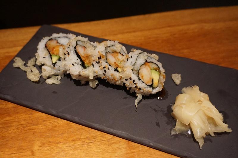 欧米人が大好きな寿司ロールはエビとアボカド入り。表面にまぶした揚げ玉の食感が◎