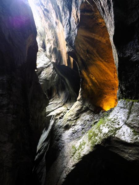 トゥルンメルバッハの滝。洞窟内で幻想的な空間を発見