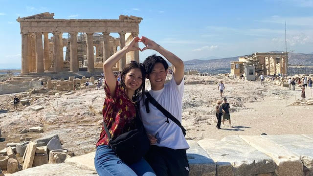 パルテノン神殿をバックに