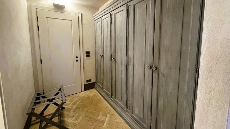 バスルームの目の前に大きなワードローブスペースがあります