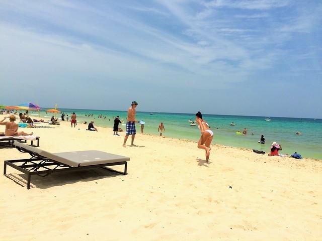 ゲストが思い思いに楽しめる真っ白の砂と青のビーチ！