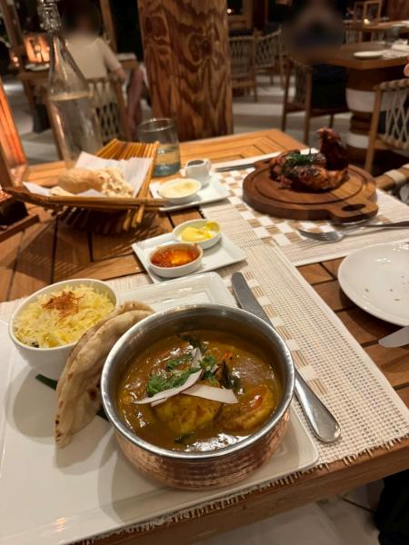 カレーもとても本格的。大きすぎるくらいのエビがゴロゴロと入っていて食べ応え抜群！