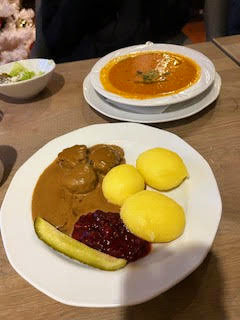 ランチです。手前がミートボール、奥がココナッツスープ