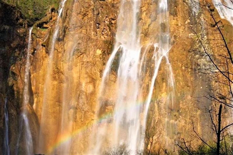 虹のかかる滝