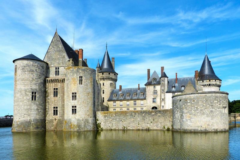 【ロワール渓谷】フランス最長のロワール川流域には、300以上もの古城が建ち並び、「フランスの庭」とも呼ばれます。かつて繁栄した優雅な貴族文化をおぬ存分に感じることが出来ます。