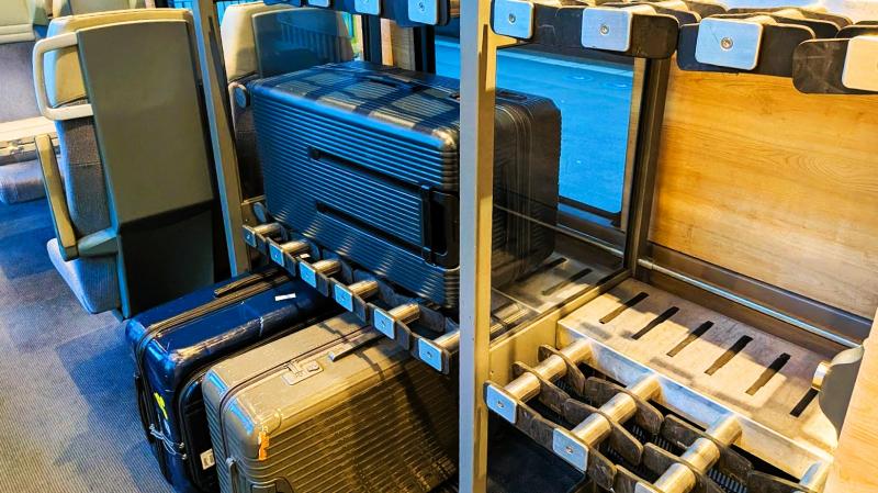 大型荷物スペースあり、大きなスーツケースでも問題なく置けます