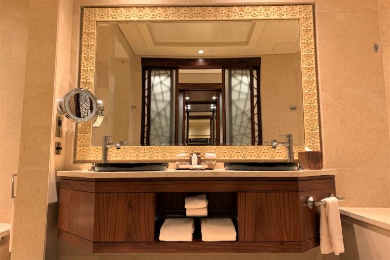 バスルームもお部屋同様広々としていて、大理石の雰囲気でラグジュアリー感が増します