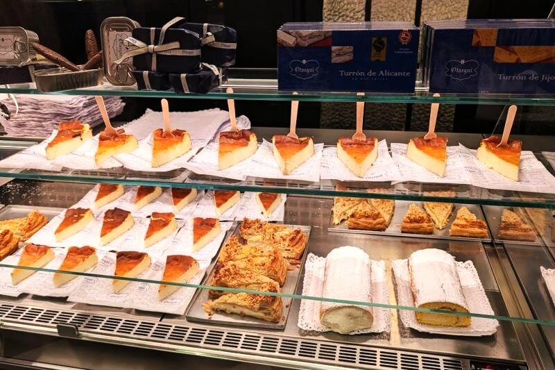 美食の街サンセバスチャンでは、名物バスクチーズケーキを。濃厚な本場の味をカフェでゆったりお楽しみください