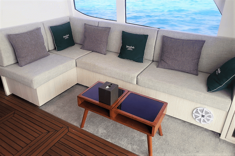 船内にはこのようなソファのスペースが4つほどありました