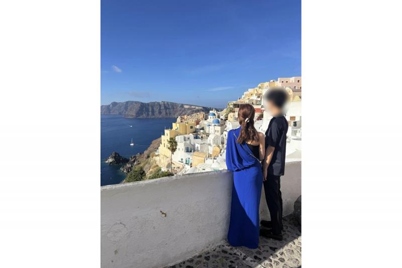 イアを背景に（サントリーニ島）