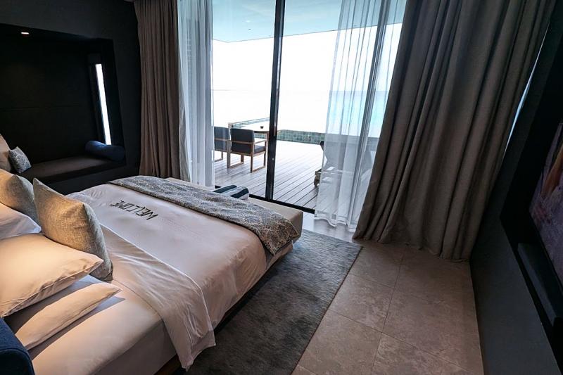 カーテンはリモコン操作で自動開閉します