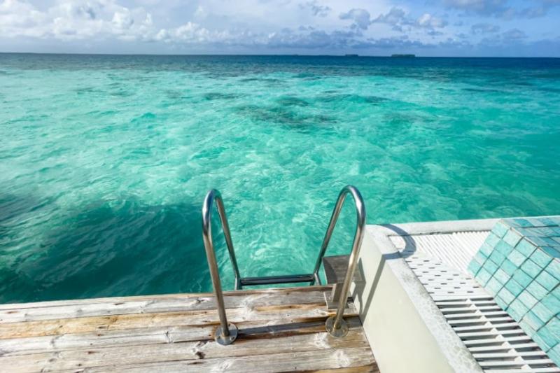 サンデッキからはしごで海へ