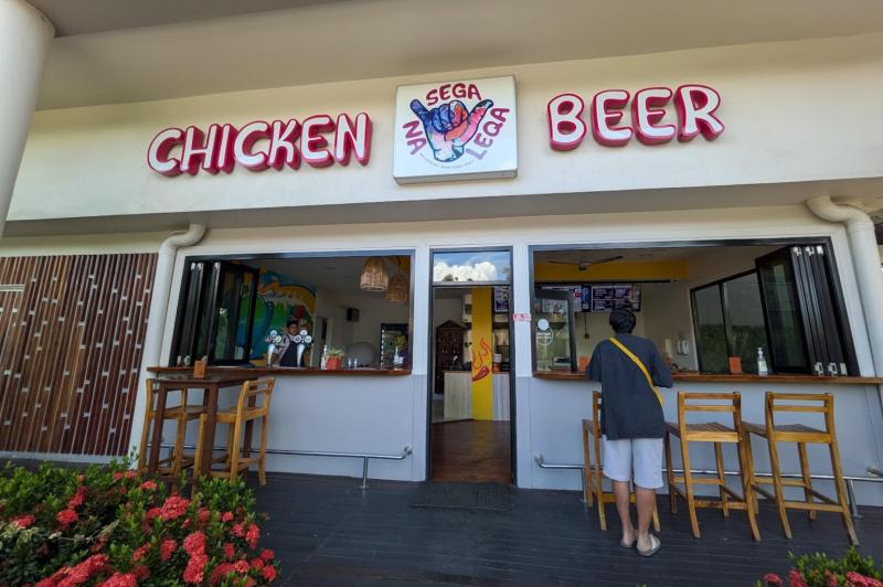 サクッと食事したいときにおすすめの「セガ ナ レカ」では熱々のフライドチキンとビールが楽しめます