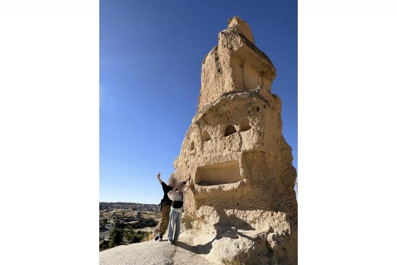 ギョレメ野外博物館（カッパドキア）にて。顔に見えたので！