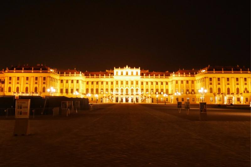 こちらは夜のシェーンブルン宮殿