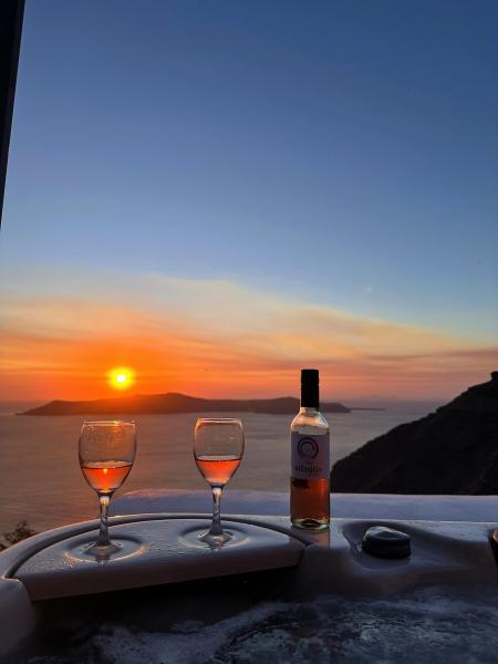 部屋のジャグジーからの夕日。イア地区じゃなくても充分にサンセットを楽しめます!