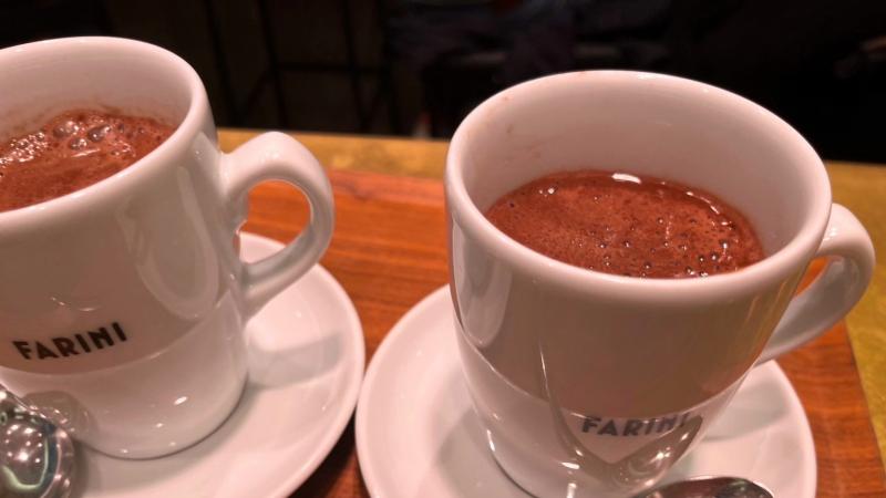 ホットチョコレートが有名なアンジェリーナや他にも沢山のカフェで飲みましたが、ベネチアの「ファリーニ （farini）」というカフェのホットチョコレートがまた飲みたいくらい美味しかったです！