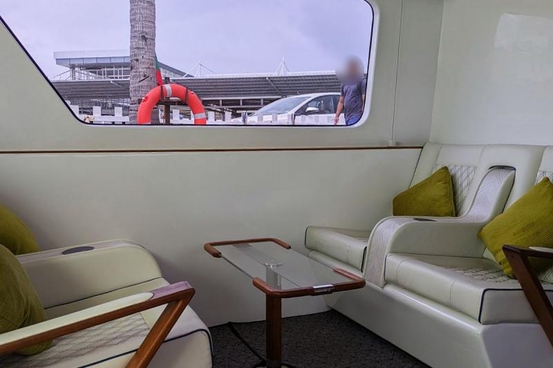 ゆったりシートのソファ。各シートにクッションもありました