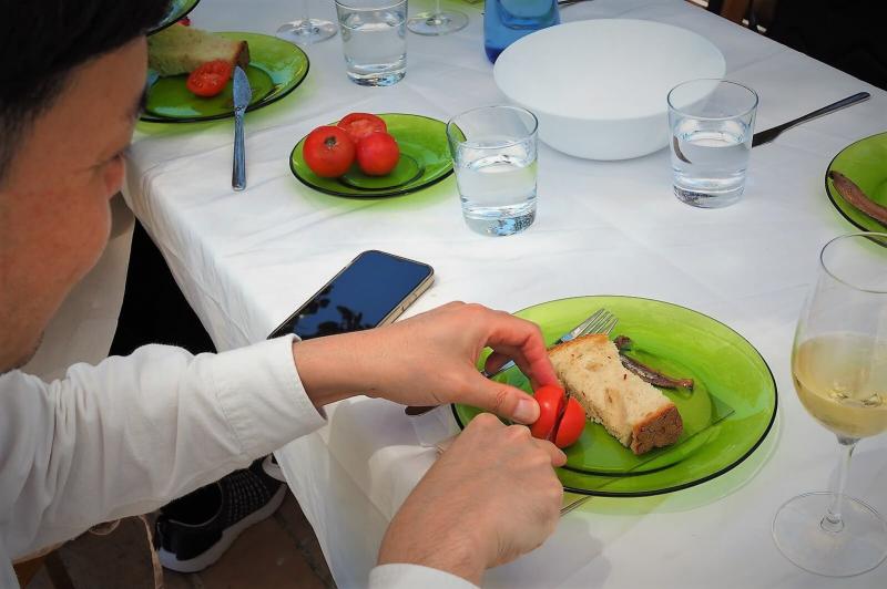 カタルーニャ地方でよく食べられるパンコントマテはトマトの断面をパンに擦り付けて、ニンニクとともにいただきます