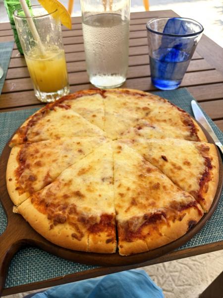 グルーパーグリルで食べたピザ。想像以上に大きくてお腹パンパン！